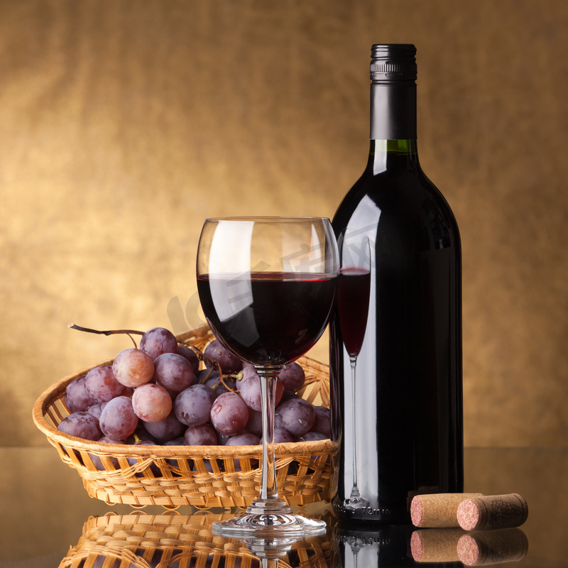 一瓶红酒、 玻璃和葡萄图片