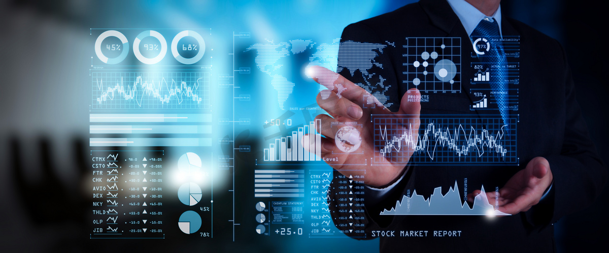 投资者分析股票市场报告和财务仪表板与商业智能 (Bi), 与关键绩效指标 (Kpi). 生意人手在大屏幕计算机上处理财务计划.图片