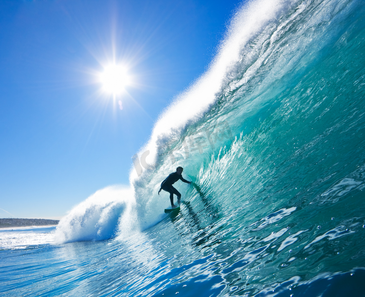 夏天在蓝色的海洋波浪冲浪者图片