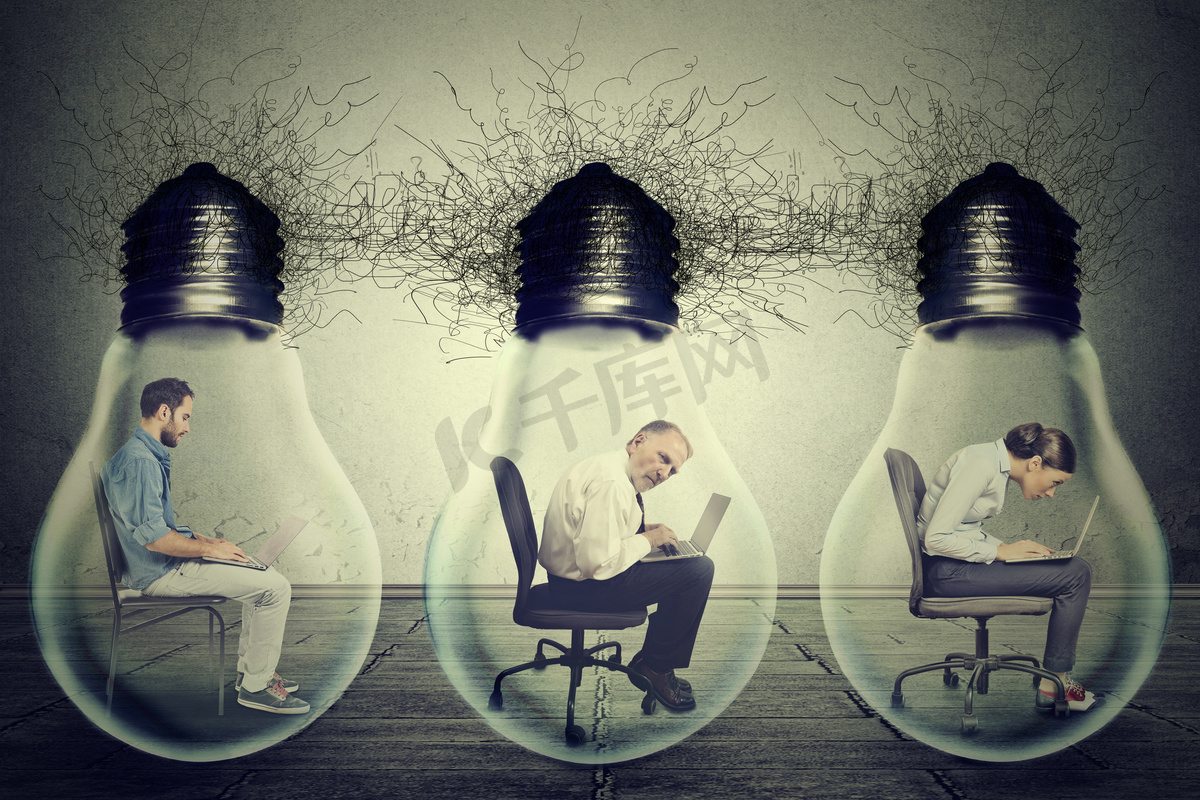 Company employees sitting in row inside electric lamp light bulb using laptop 图片