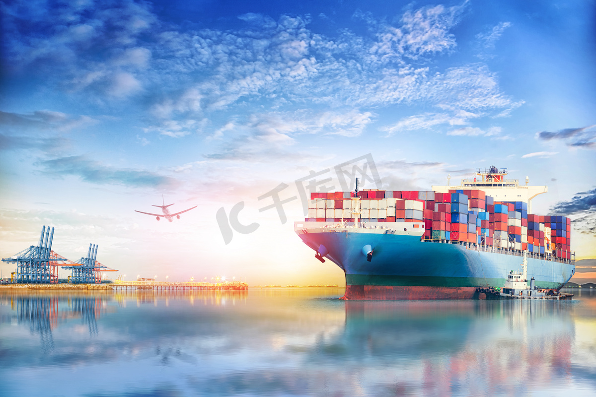 物流和国际集装箱船舶和货物货机黄昏的天空图片