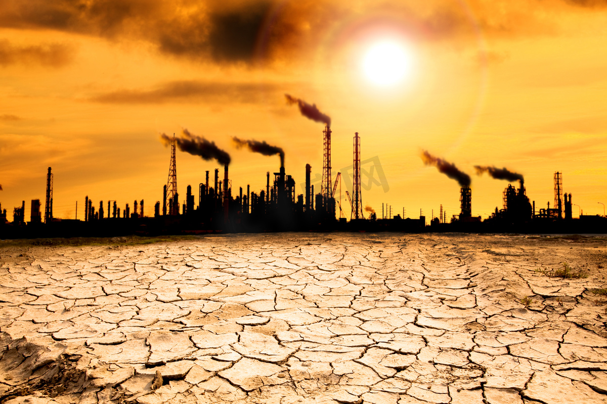 炼油厂与烟雾和全球变暖概念图片
