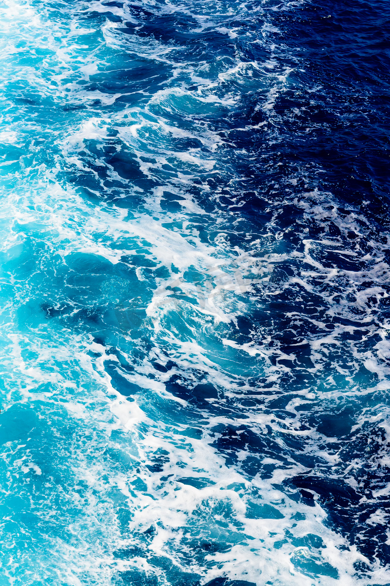 深蓝色的海水图片