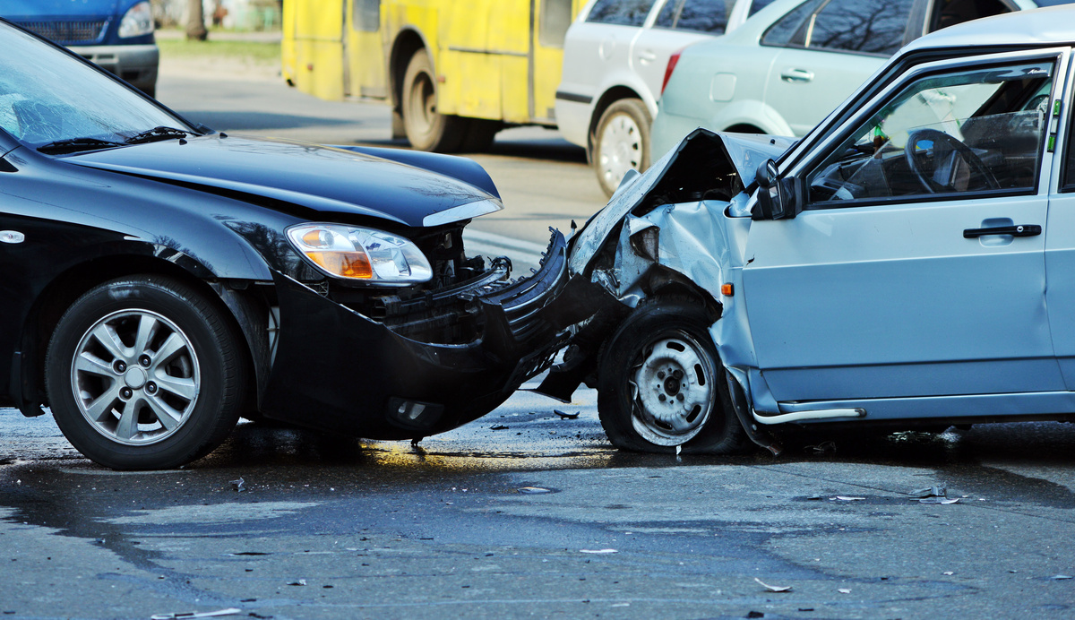城市街道上涉及两辆汽车的车祸图片