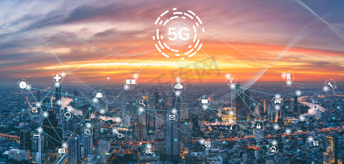 城市背景的5G网络。无线通信技术网络连接在智能城市的许多分支中工作.图片