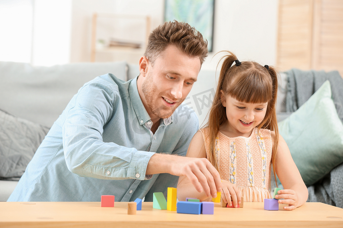 幸福的父亲和他的小女儿在家玩耍的肖像图片
