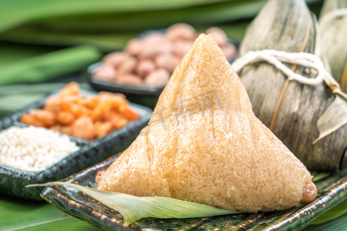 关闭, 复制空间, 著名的中国食品龙舟 (端午节) 节, 蒸粽子金字塔形状的竹叶制成的糯米原料制成的图片