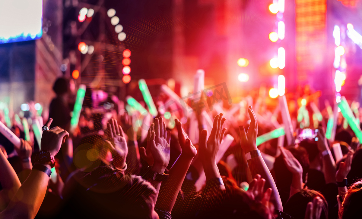 人群拍手或双手在音乐会舞台灯光和球迷球迷提高手剪影与聚光灯发光效果在音乐节后视镜图片