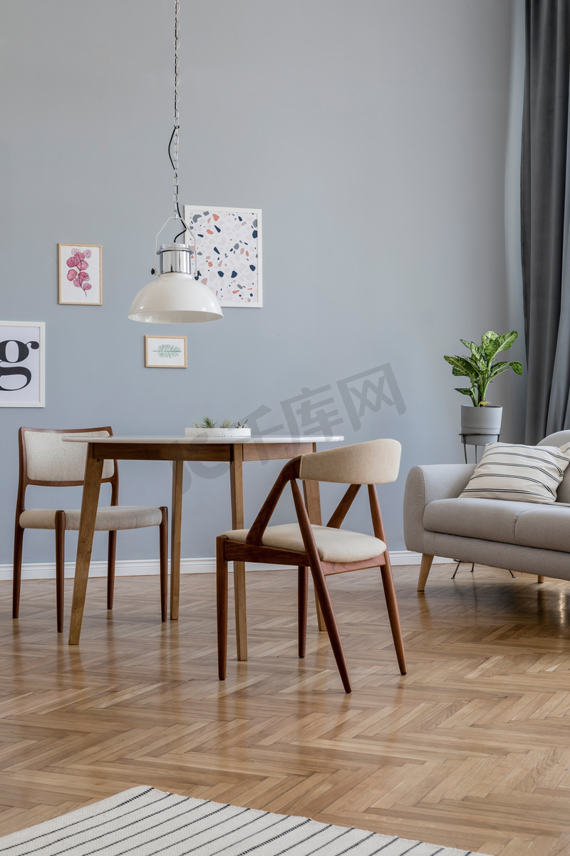 设计斯堪的纳维亚家居内部的开放空间与时尚的椅子，家庭表木制commode，灰色的床，配件和模拟海报画廊墙。灰色背景墙。复古舒适的家居装饰. 图片
