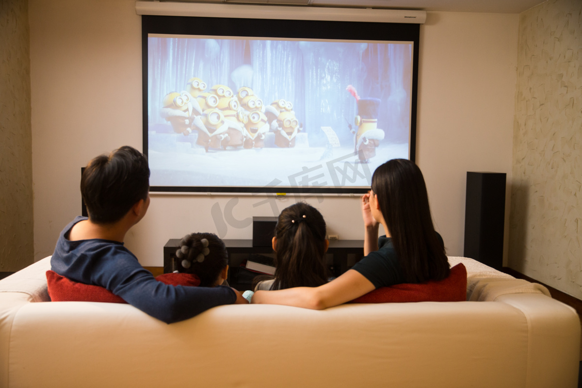 幸福家庭看电视图片