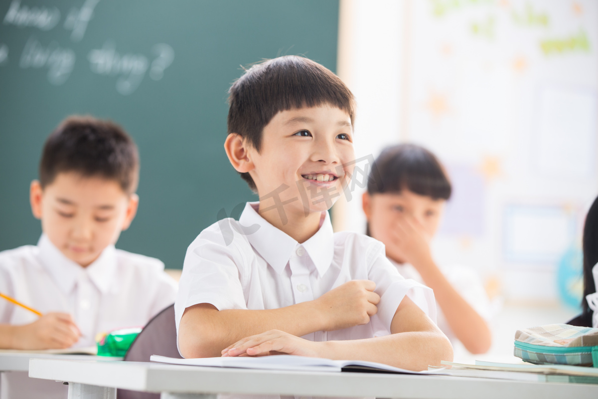 小学生在教室里学习人物开学季图片