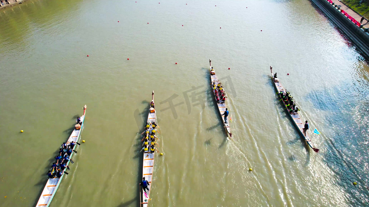 航拍传统节日端午节划龙舟比赛图片