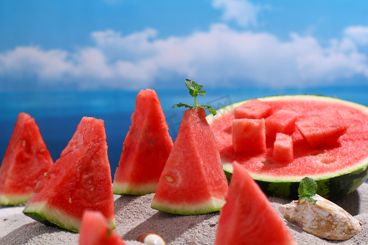 蔬果夏天西瓜海边创意背景摄影图配图图片