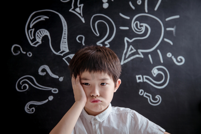 小学男生在思考图片