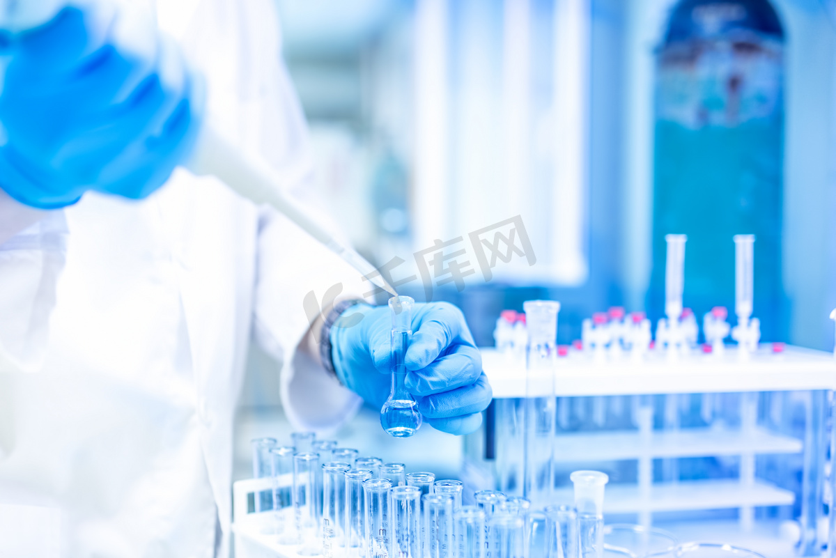 医学科学家和化学家在实验室使用吸管或滴管的液体样品图片