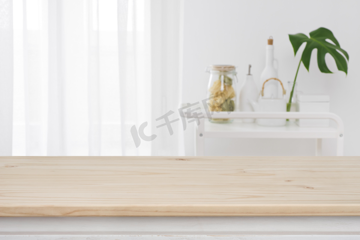 模糊的厨房窗户, 货架背景与木制桌面在前面图片