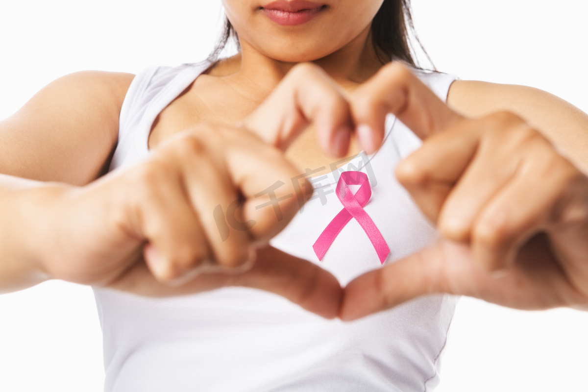 女人胸部与粉红色的徽章，支持乳腺癌 c 心构筑图片