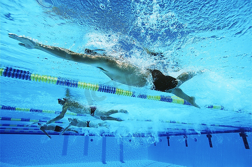 男子游泳运动员在游泳池比赛，水下景观图片