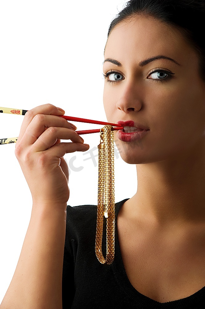 一个玩弄金项链和红筷子的可爱女人的肖像图片