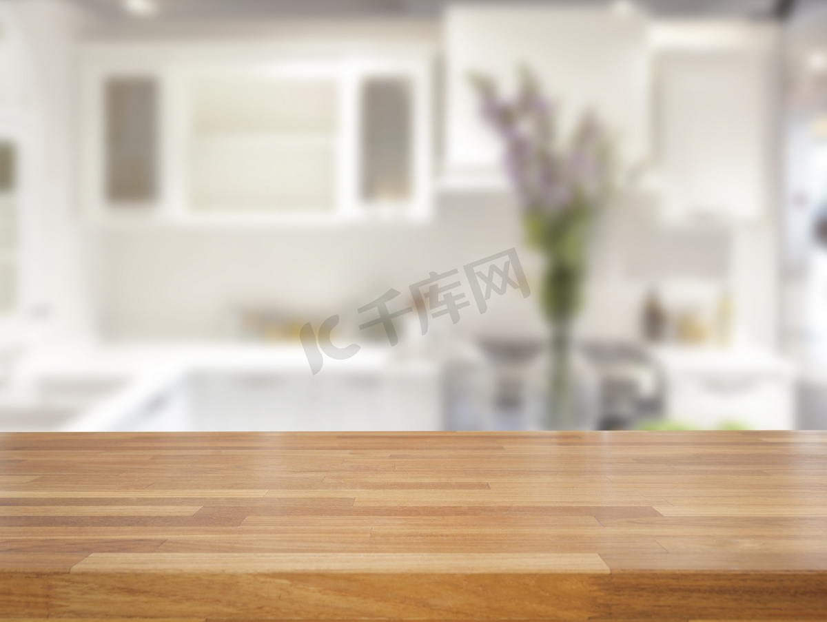 空的木桌和模糊的厨房背景图片