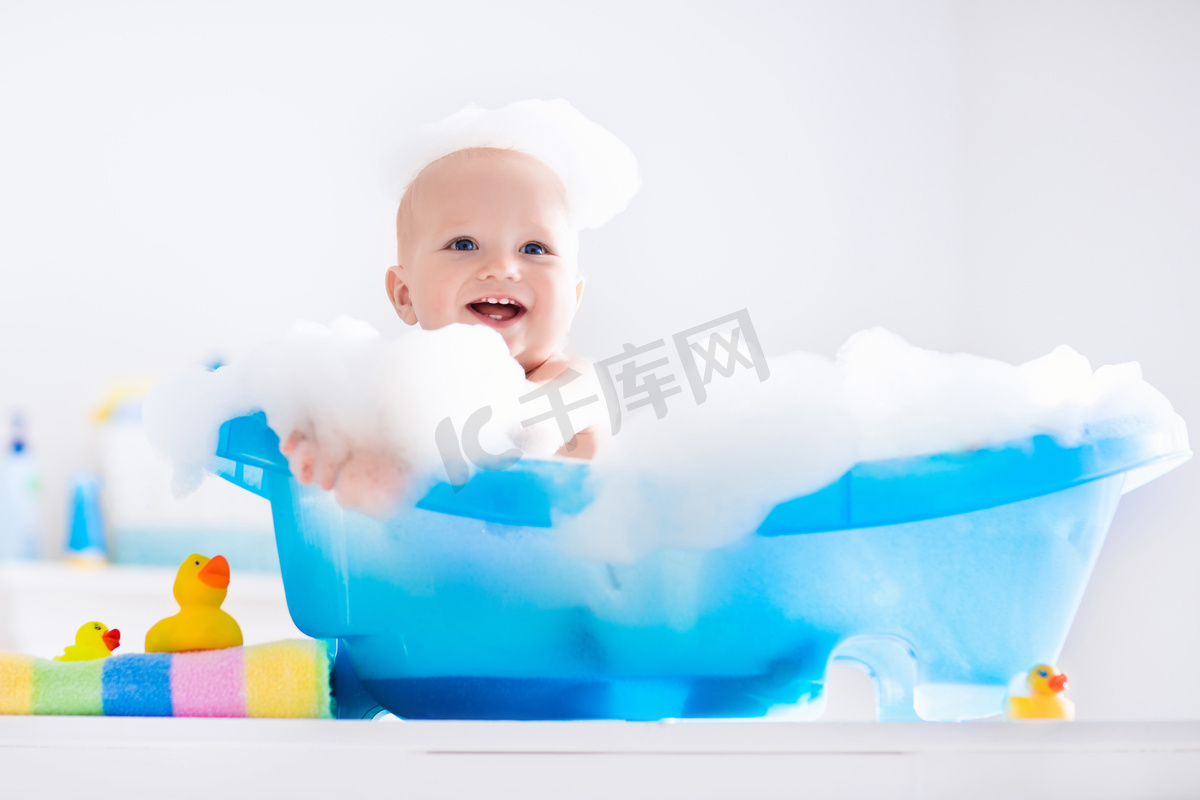 Little baby taking a bath图片