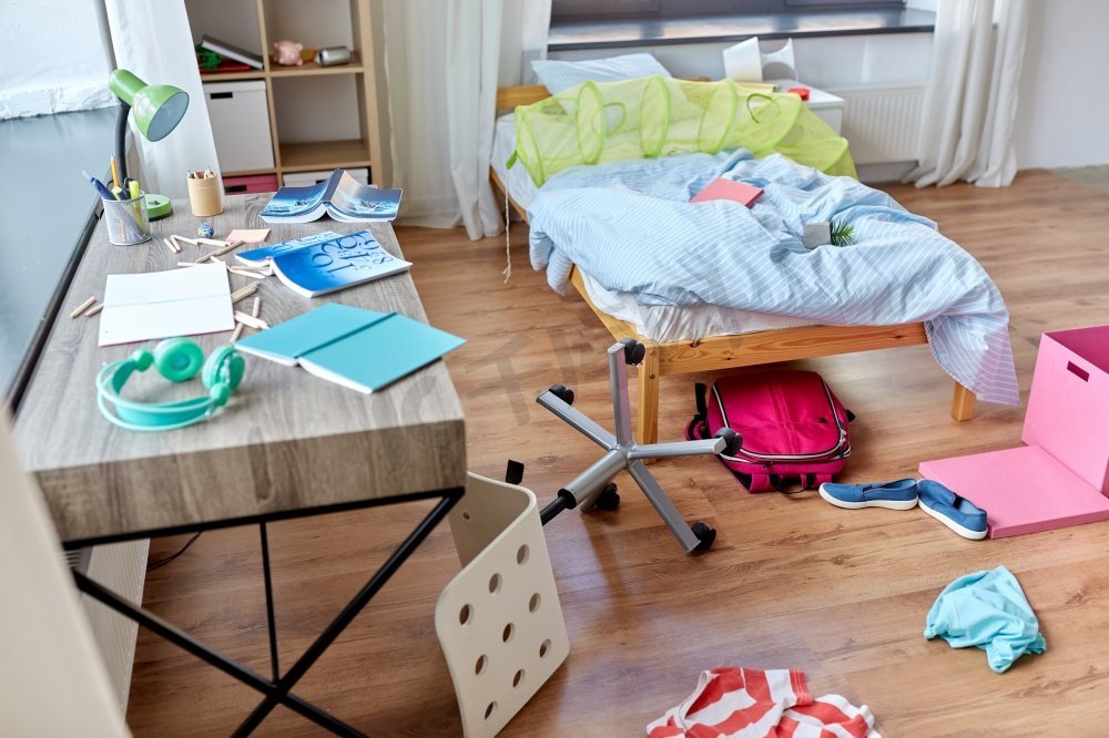 混乱，无序和内部概念—看杂乱的家庭儿童的房间与分散的东西。’凌乱的家庭或儿童房间，杂物散落’图片