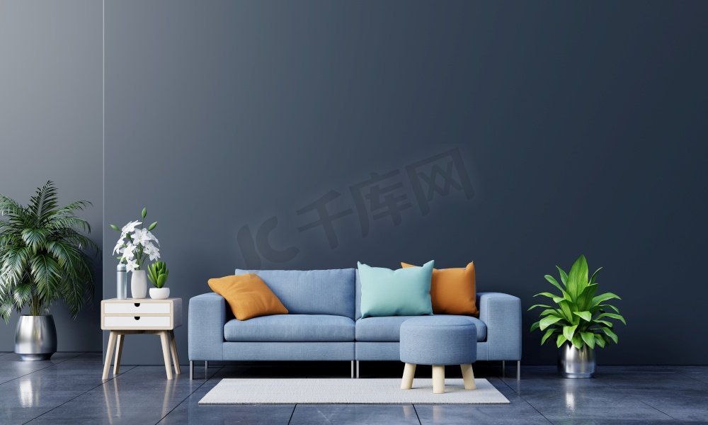 现代起居室内饰沙发和绿植，台灯，桌子背景为深色墙壁。3D渲染图片