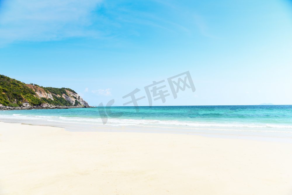 白色沙滩沙滩和蓝天沙滩作为夏日的背景图片
