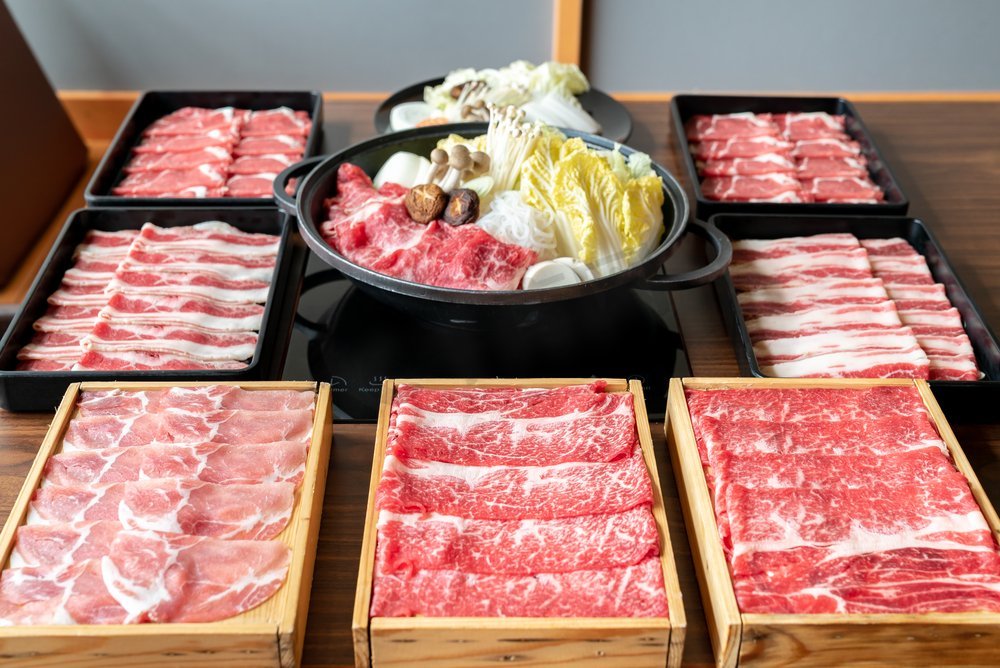 日本和牛和黑布猪肉寿喜烧准备好了图片