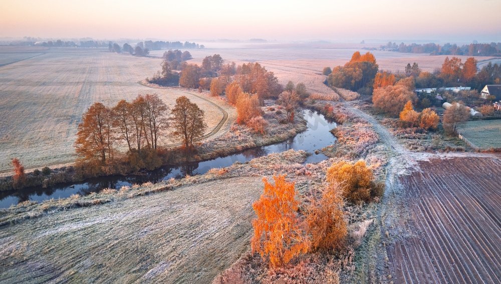秋天的乡村景观。草地上的霜。河流，田野，草地，村庄，秋天的颜色树。日出早晨空中全景图。白俄罗斯图片