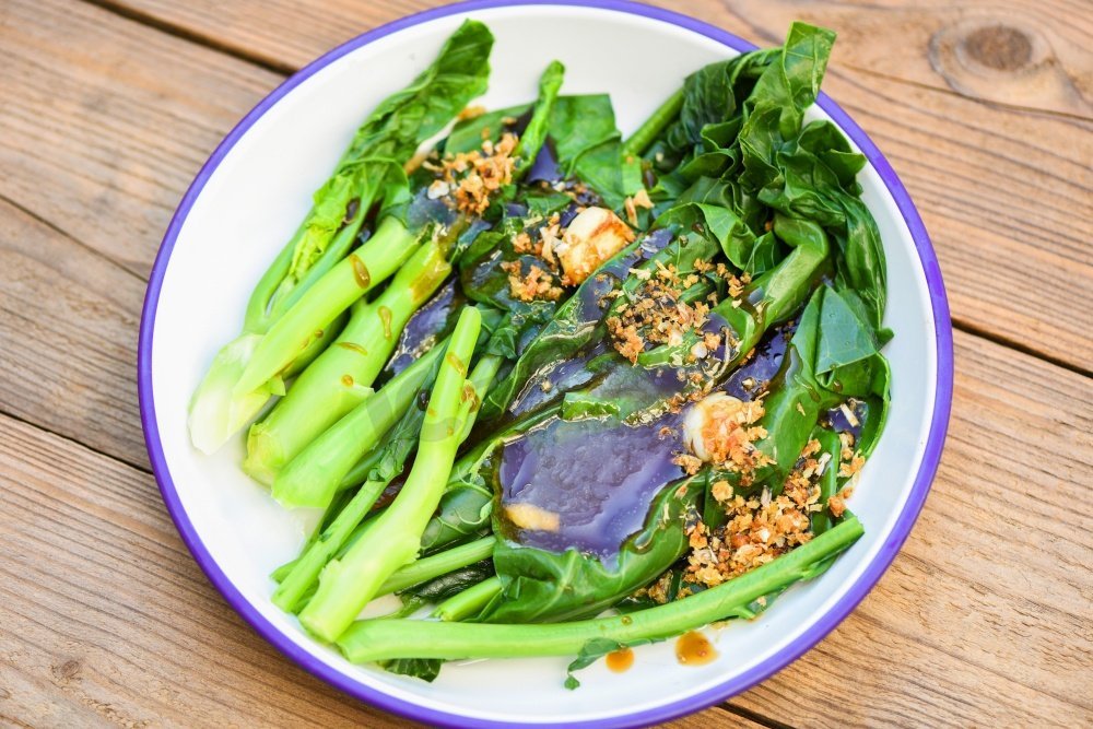 中国羽衣甘蓝在蚝汁，新鲜蔬菜甘蓝炒和大蒜与蚝汁亚洲泰国食品图片