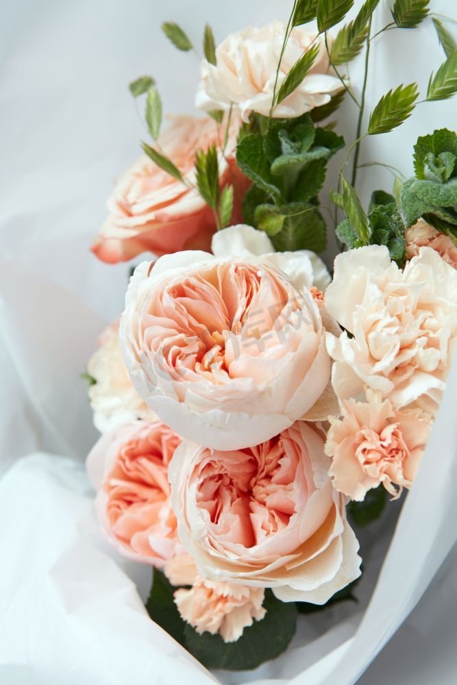 纸上有美丽玫瑰的婚礼花束。一束鲜花图片