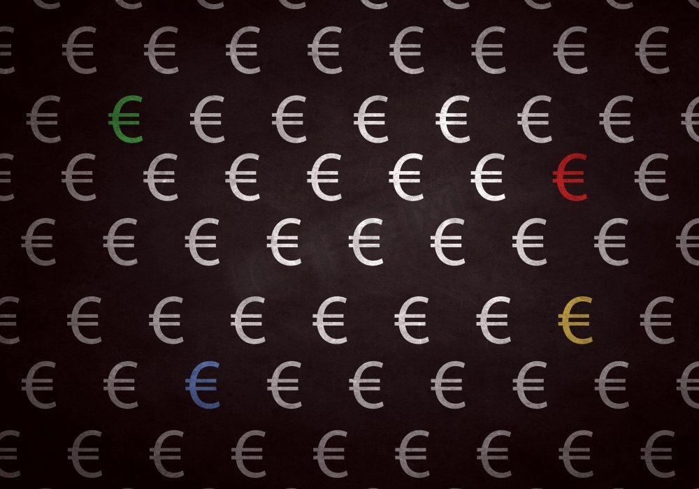 许多欧元的标志。深色底色为红色的欧元货币符号图片