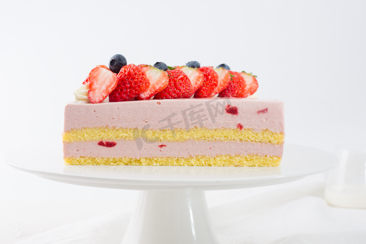 蛋糕糕点生日精致甜品蛋糕店烘焙草莓多层夹心图片