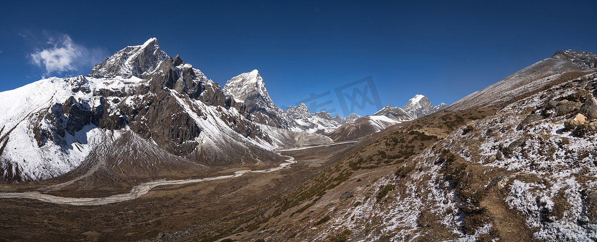 有 Cholatse 和 Taboche 峰顶的喜马拉雅山全景图片