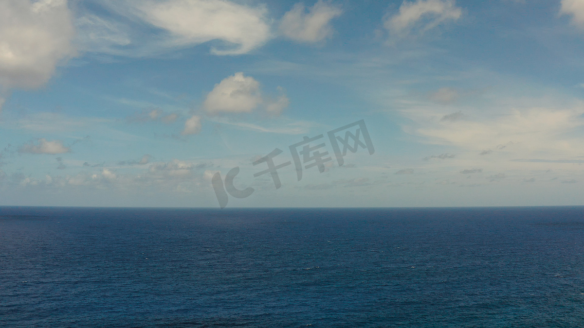 海景，蓝色的大海，天空与云，鸟瞰图图片