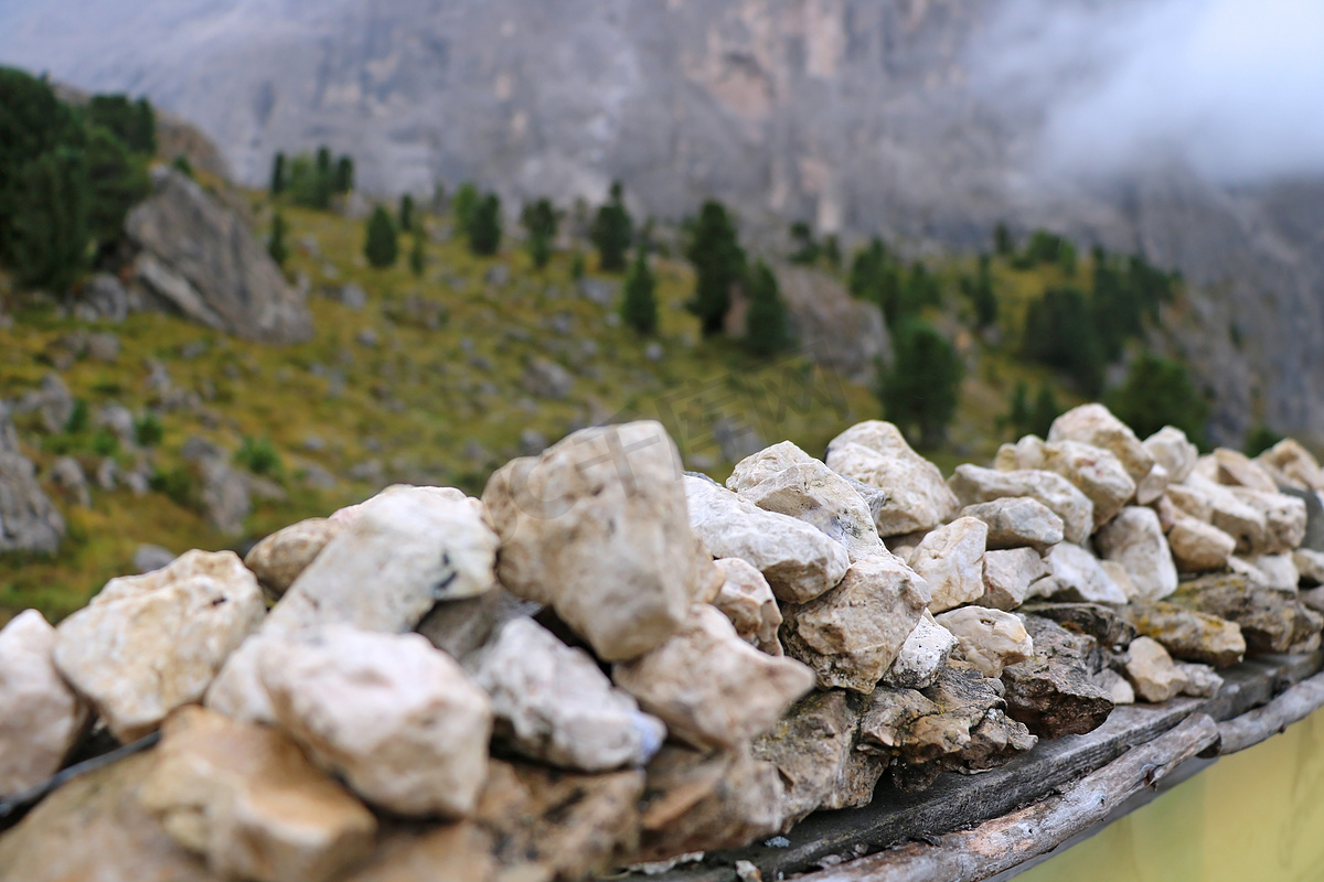 夏季大雾天，游客把石头堆得整整齐齐。图片