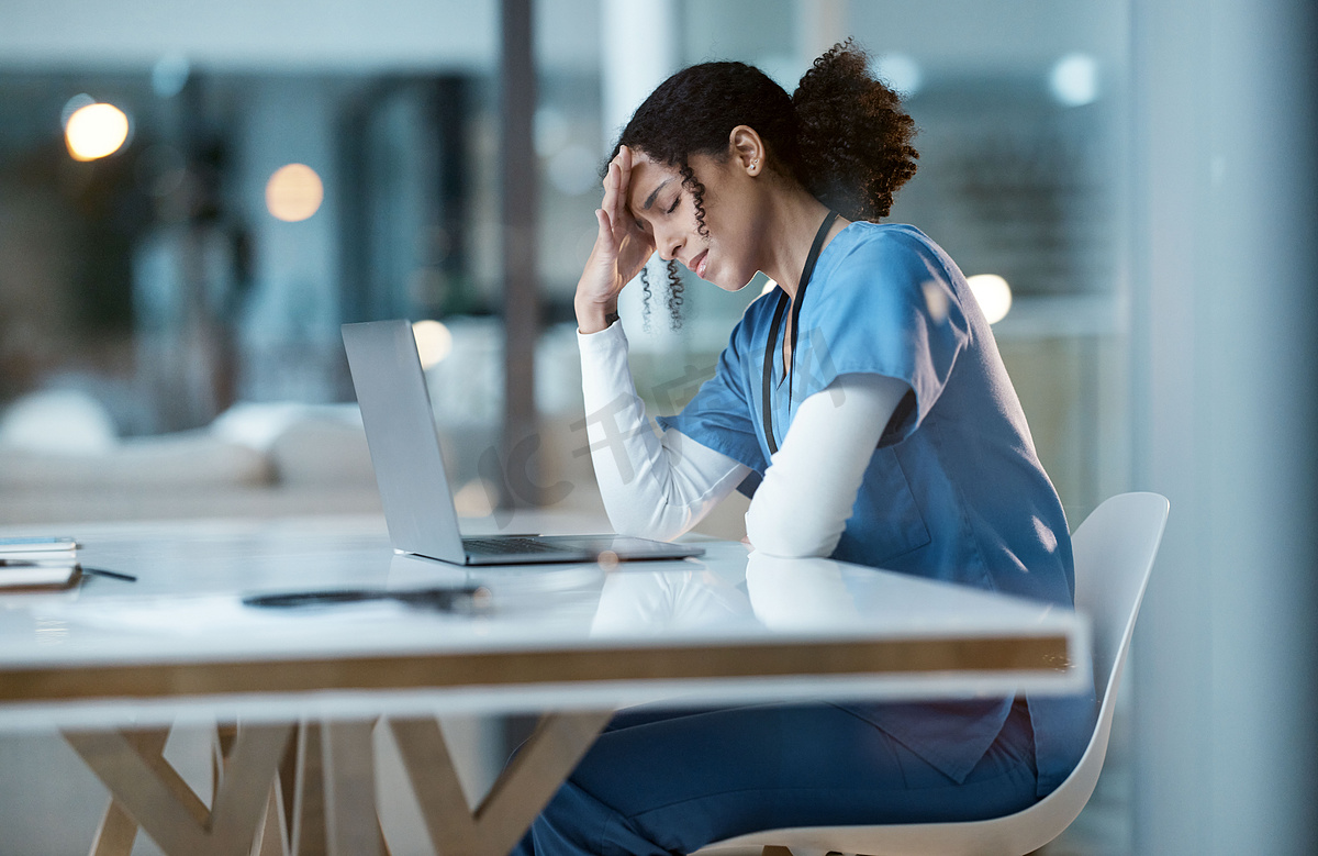 头痛压力、护士和住院的黑人妇女在夜班时感到疼痛、疲倦或生病。图片