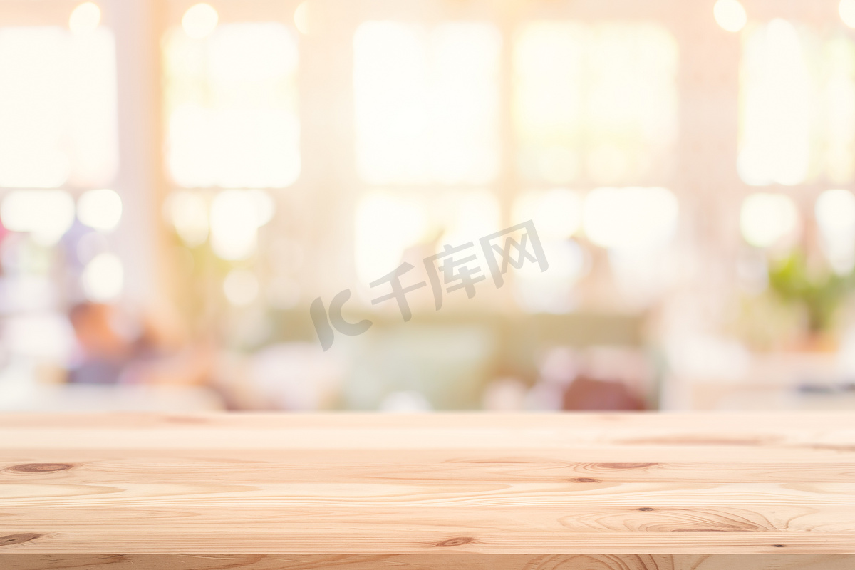 木制桌面前景与模糊的室内咖啡店和餐厅背景产品展示蒙太奇广告横幅。图片
