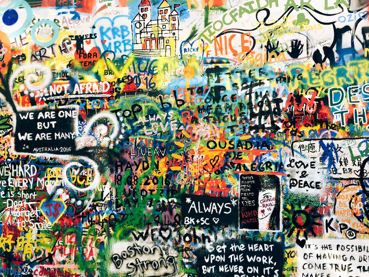 布拉格市的涂鸦艺术作品墙图片