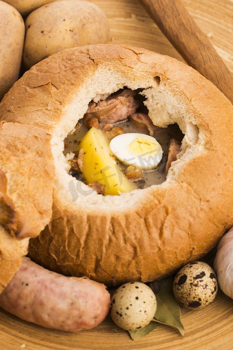 传统的白色罗宋汤 (zurek) 配香肠、鸡蛋和蘑菇图片