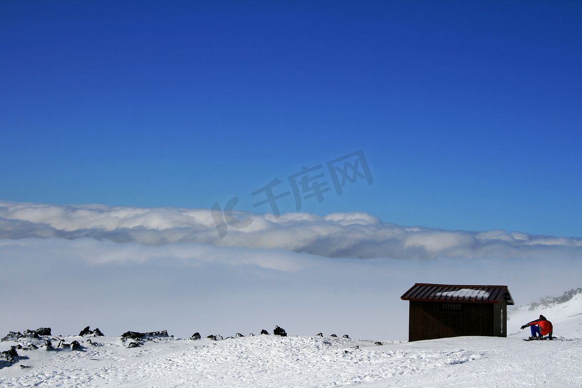 埃特纳火山上被雪覆盖的木屋图片