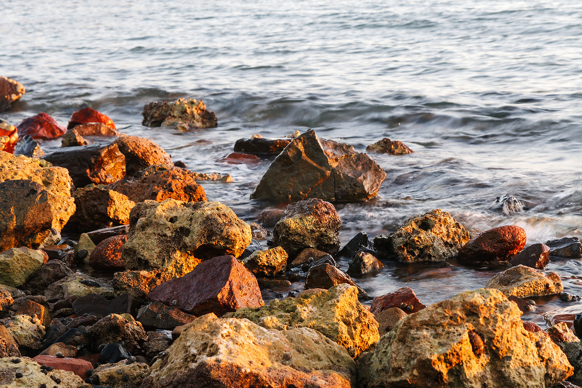海和岩石的长时间曝光，海面上的日落，长时间的曝光图片
