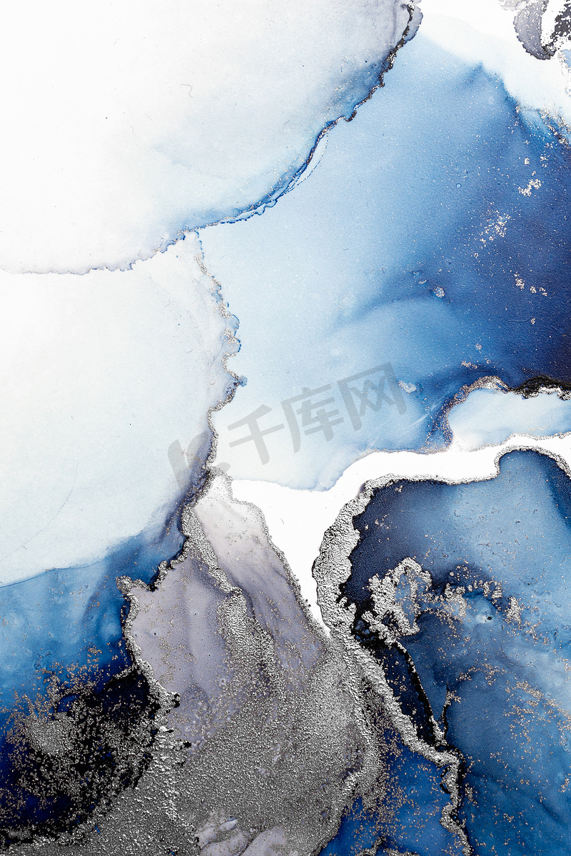 大理石液体水墨艺术画在纸上的蓝色银色抽象背景。图片