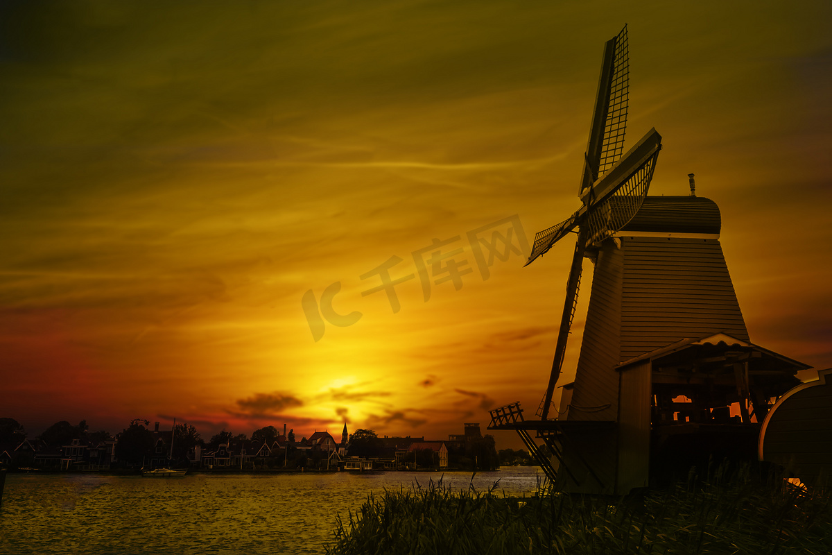 荷兰绿色锯木厂位于河边，迎风阅读维修服务图片