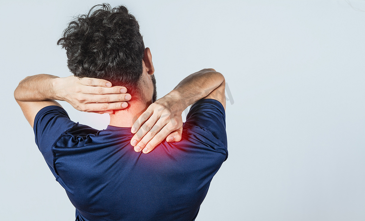 有肩颈问题的人的特写、在孤立的背景下触摸肩膀的酸痛人、腰椎和肌肉问题的概念图片