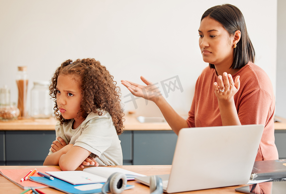 困惑的家长教学心烦意乱的女儿，家庭学校愤怒或悲伤的孩子在线课堂作业。图片