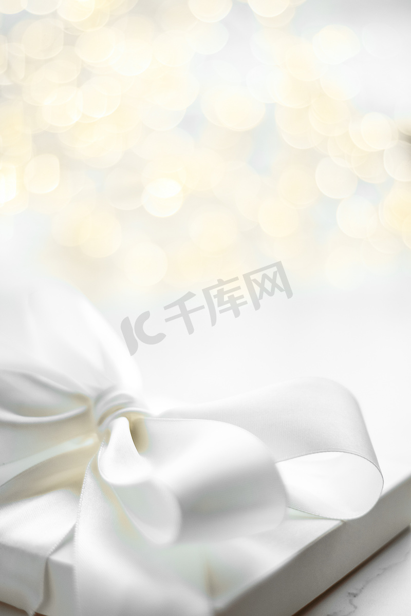情人节白色丝弓礼盒，节日礼物惊喜图片