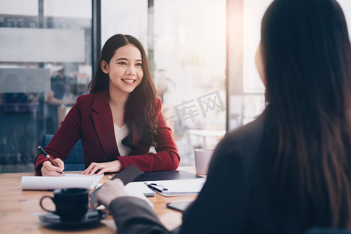 在工作面试中，穿着西装的女人自我介绍。图片