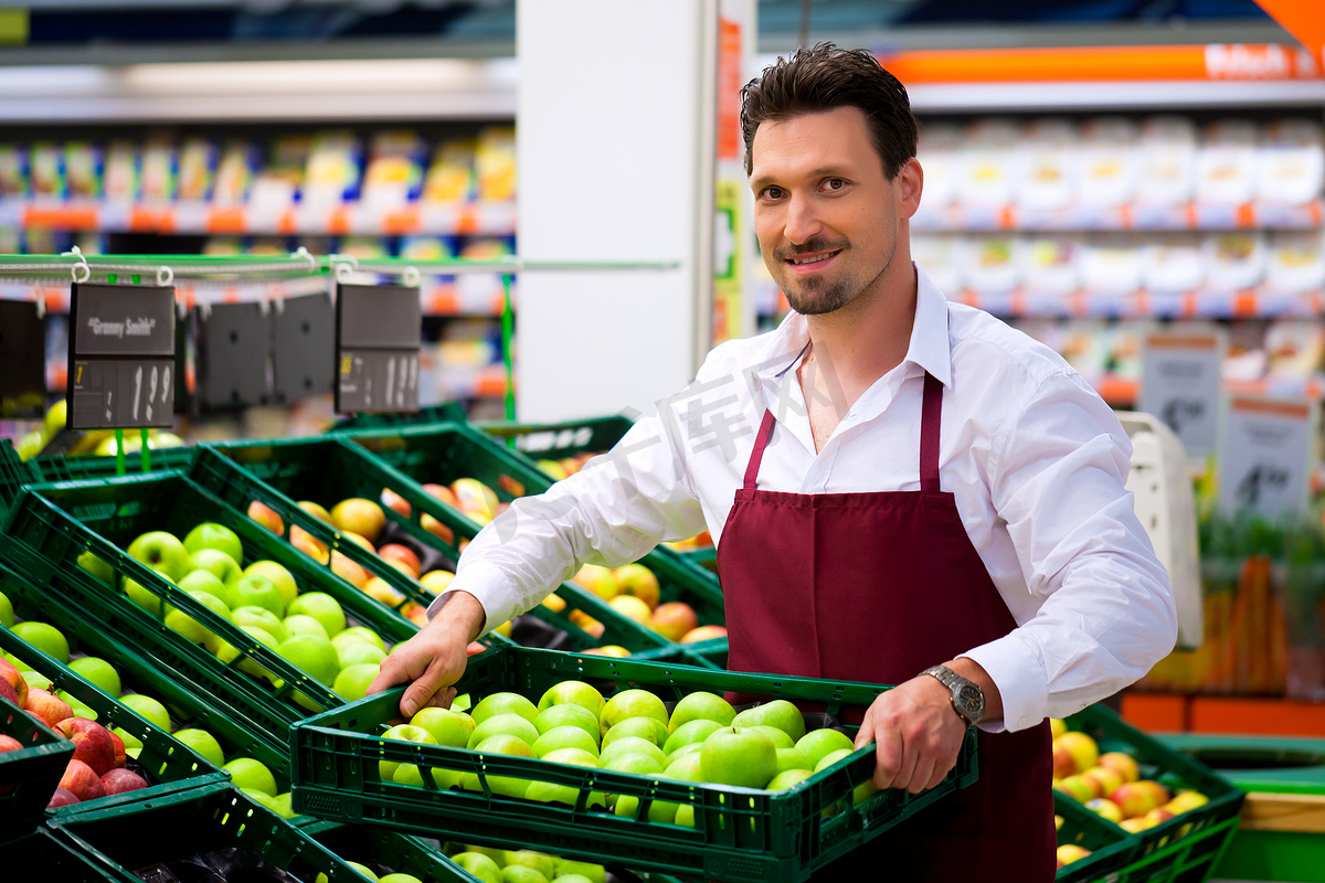 男子在超市担任售货员图片